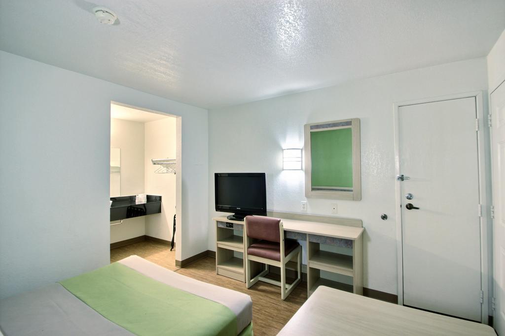 Motel 6 Milwaukee West - بروكفيلد الغرفة الصورة