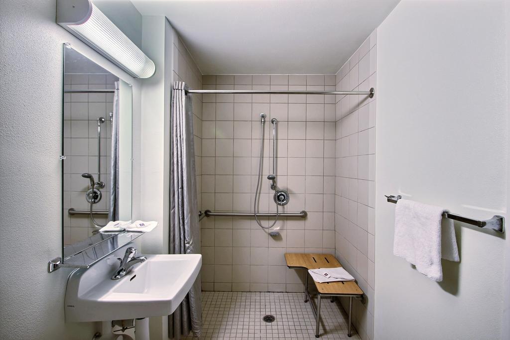 Motel 6 Milwaukee West - بروكفيلد الغرفة الصورة