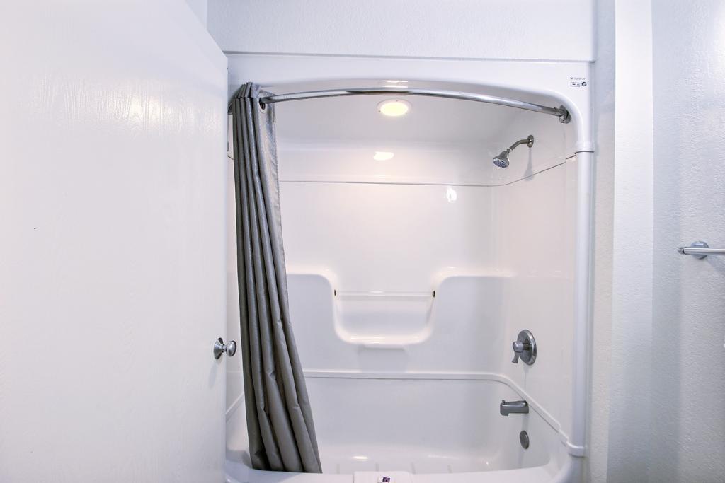 Motel 6 Milwaukee West - بروكفيلد الغرفة الصورة