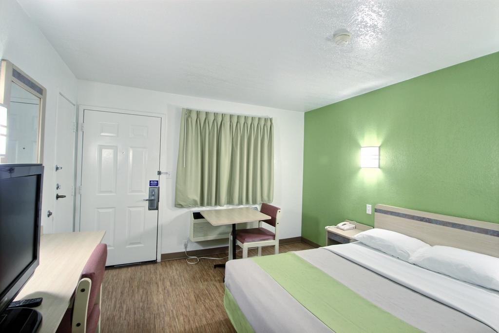Motel 6 Milwaukee West - بروكفيلد المظهر الخارجي الصورة
