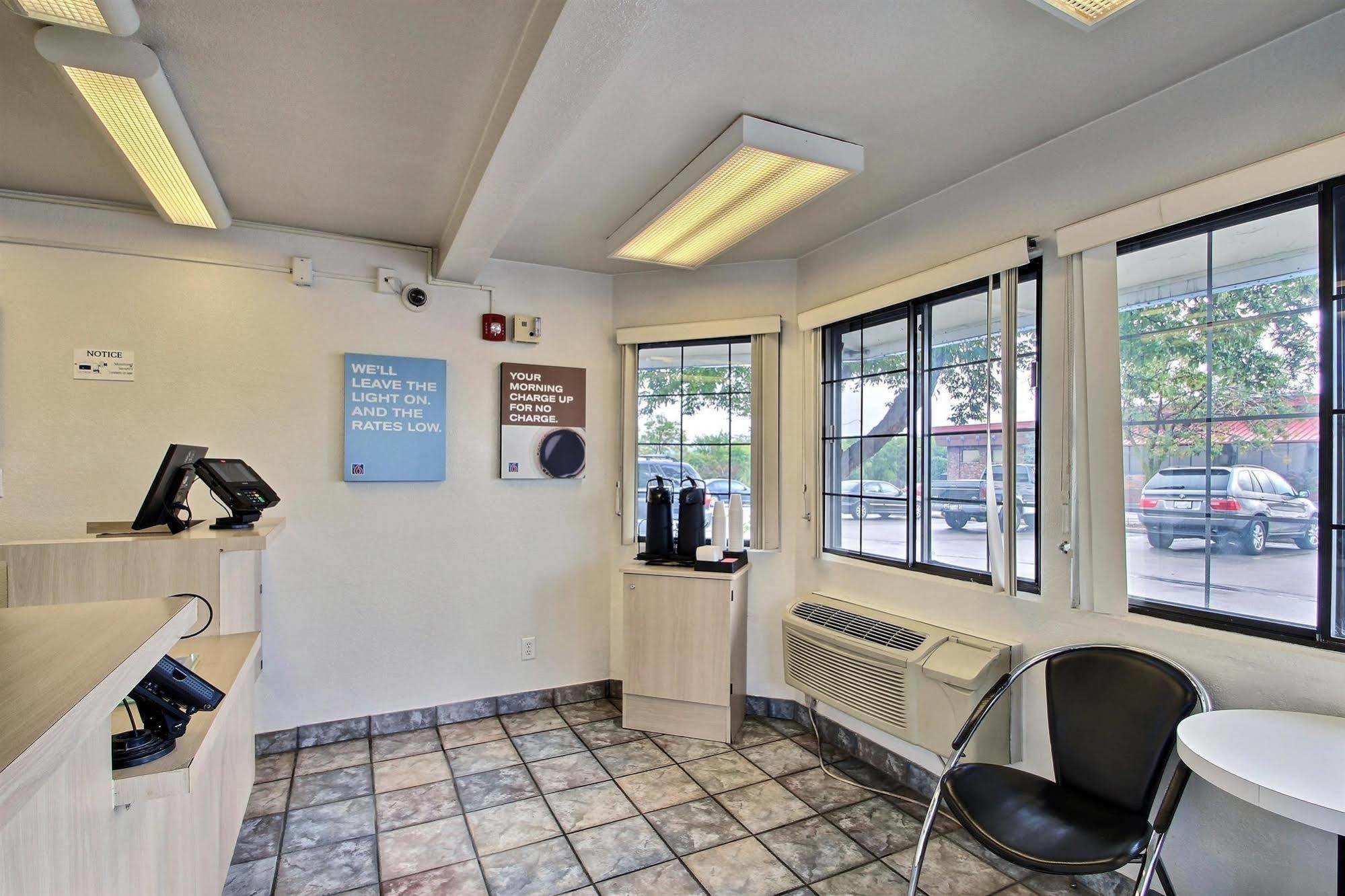 Motel 6 Milwaukee West - بروكفيلد المظهر الخارجي الصورة