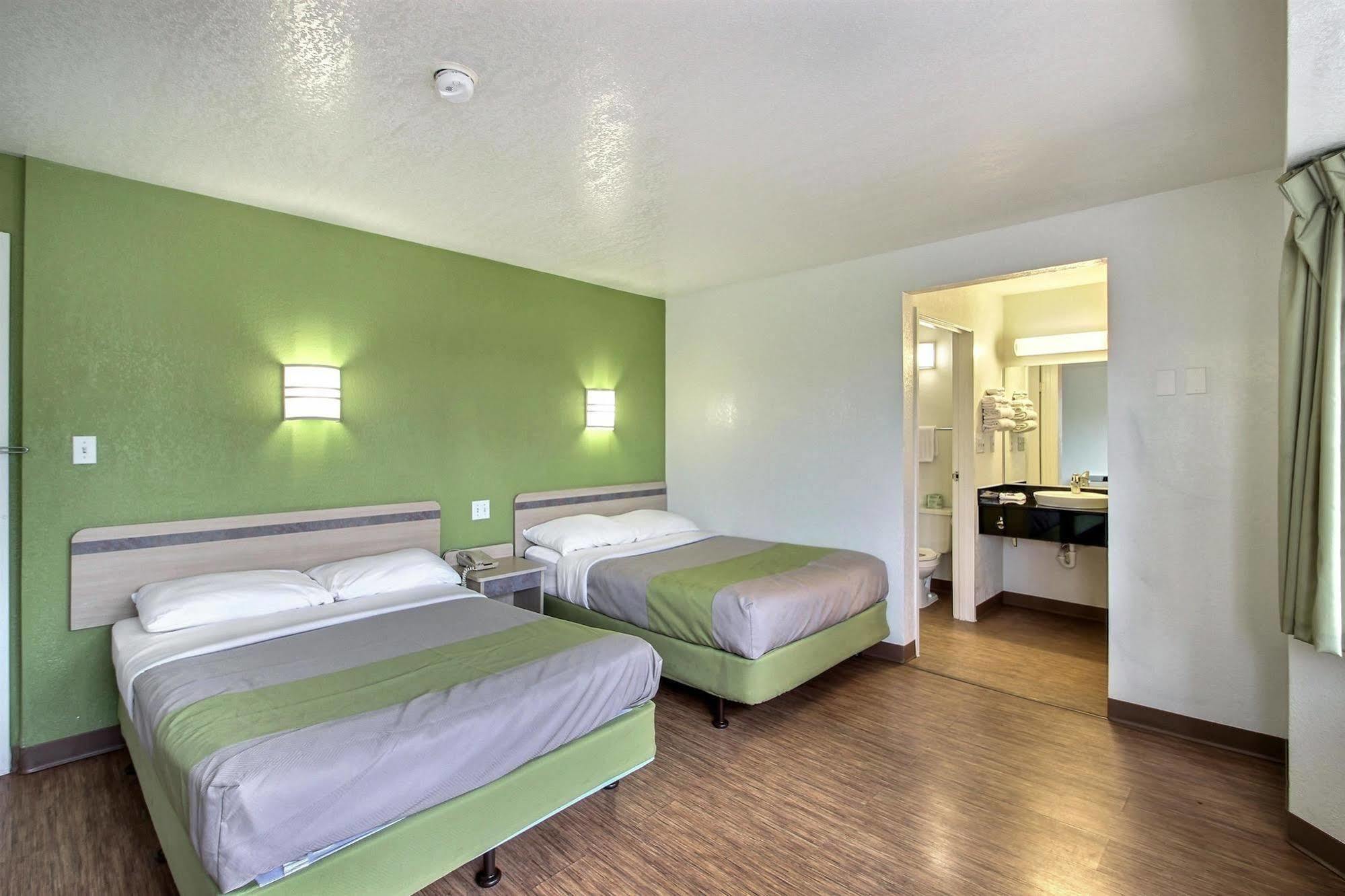 Motel 6 Milwaukee West - بروكفيلد المظهر الخارجي الصورة
