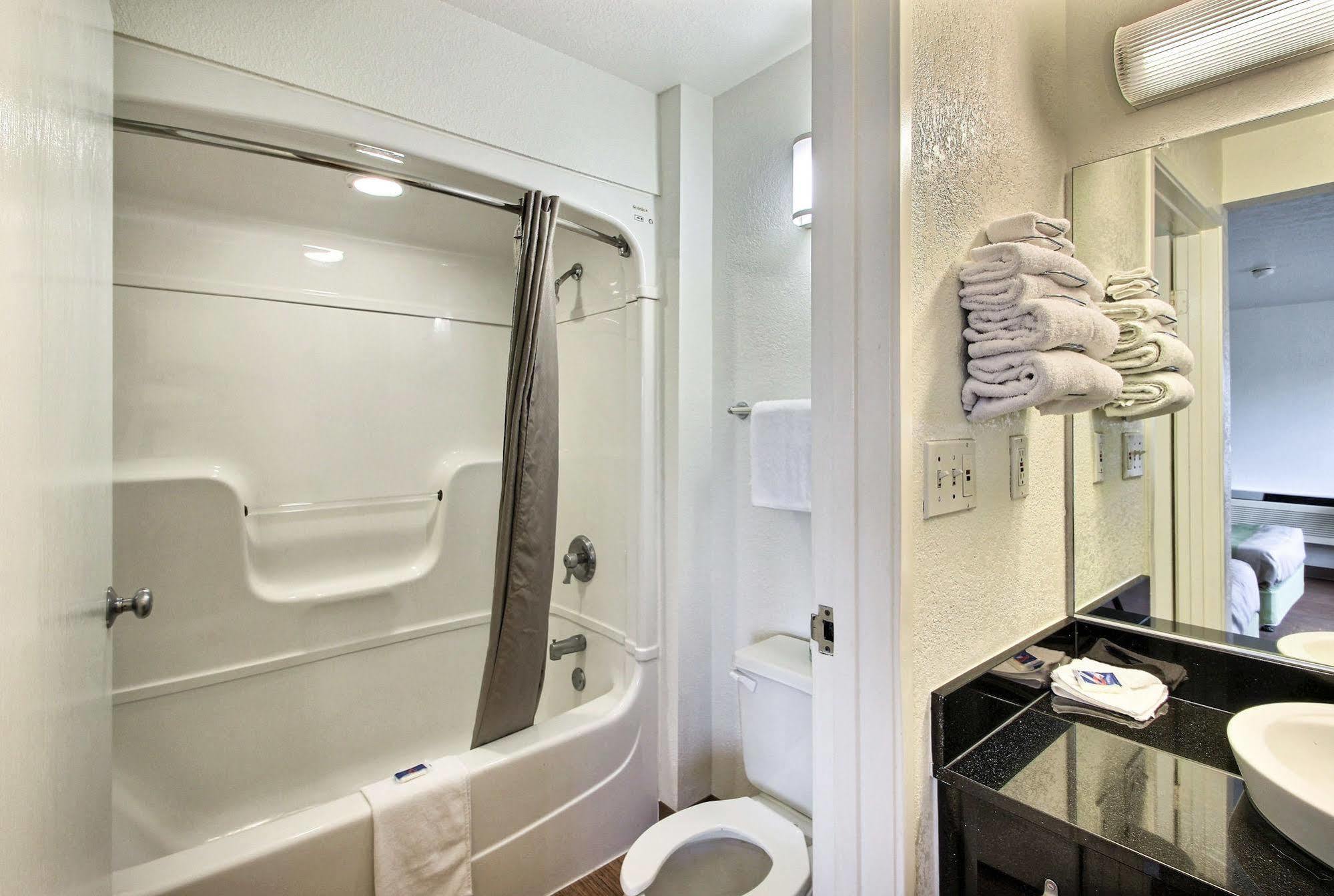 Motel 6 Milwaukee West - بروكفيلد المظهر الخارجي الصورة