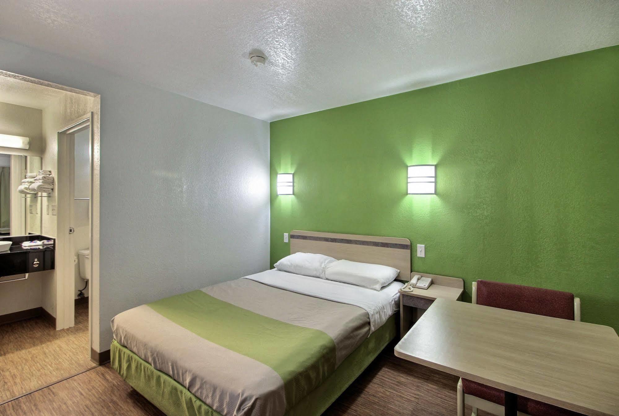 Motel 6 Milwaukee West - بروكفيلد المظهر الخارجي الصورة