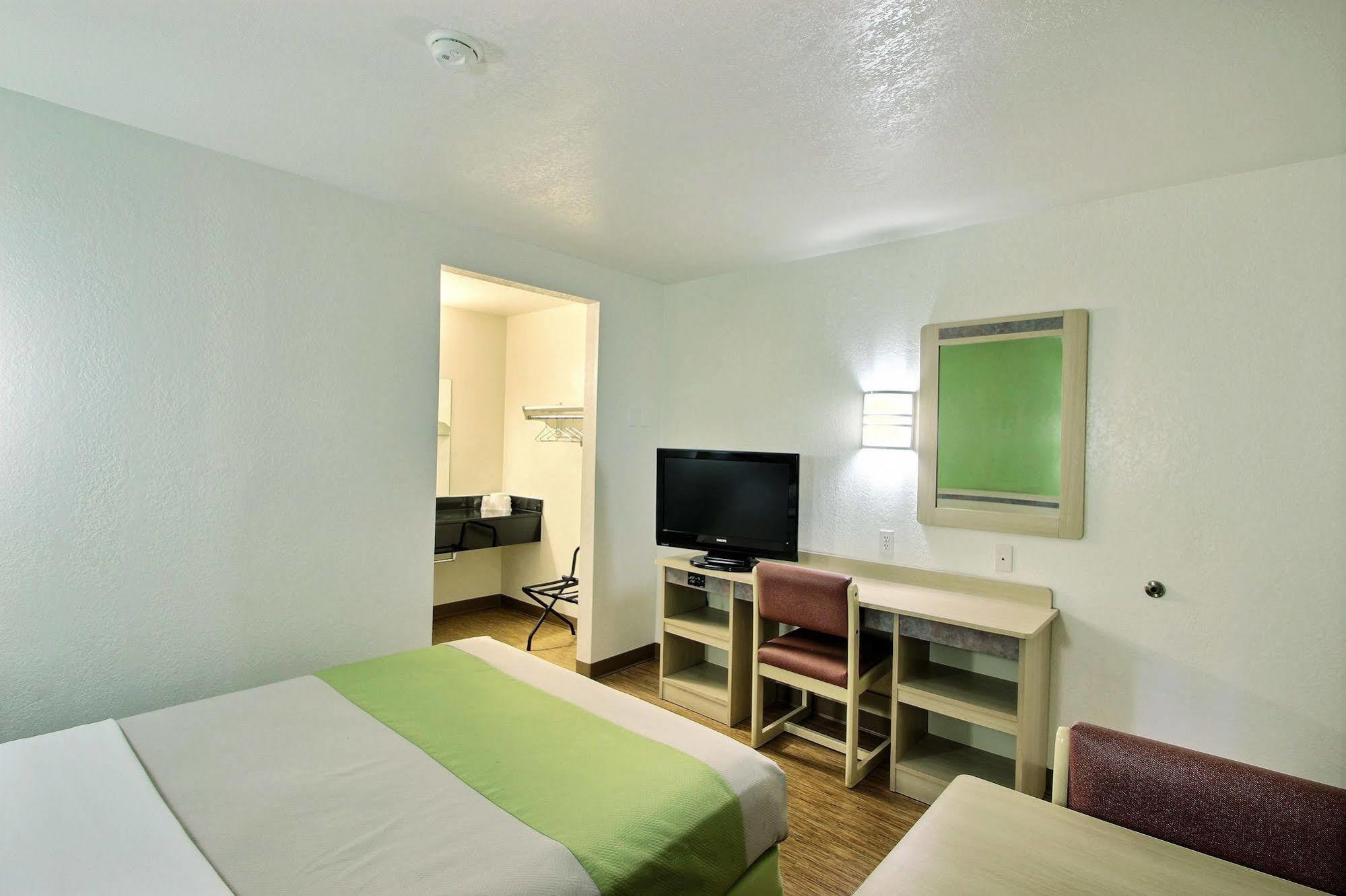 Motel 6 Milwaukee West - بروكفيلد المظهر الخارجي الصورة
