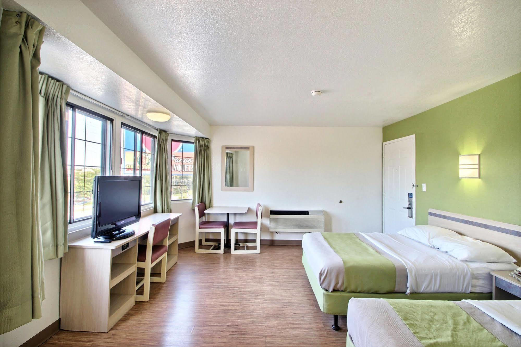 Motel 6 Milwaukee West - بروكفيلد المظهر الخارجي الصورة