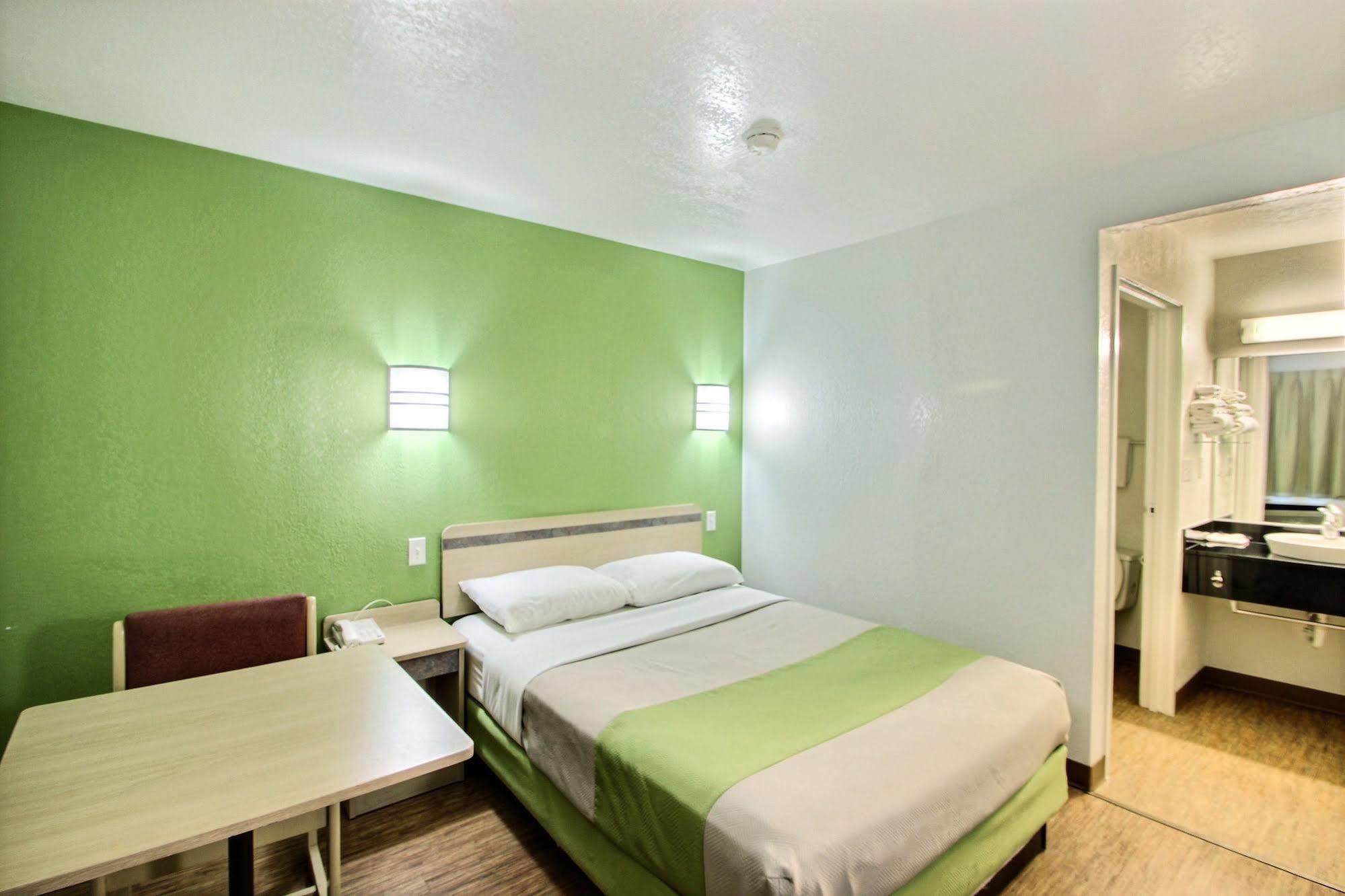 Motel 6 Milwaukee West - بروكفيلد المظهر الخارجي الصورة