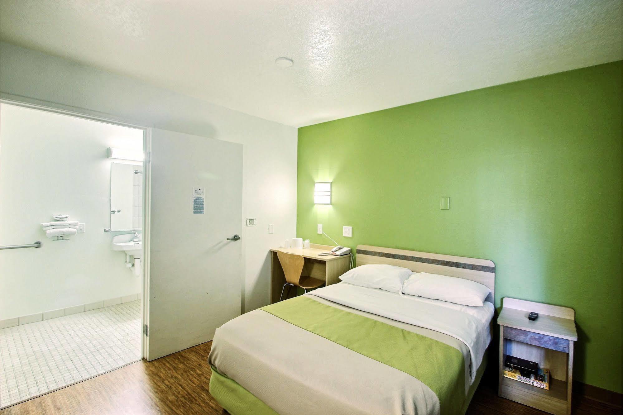 Motel 6 Milwaukee West - بروكفيلد المظهر الخارجي الصورة