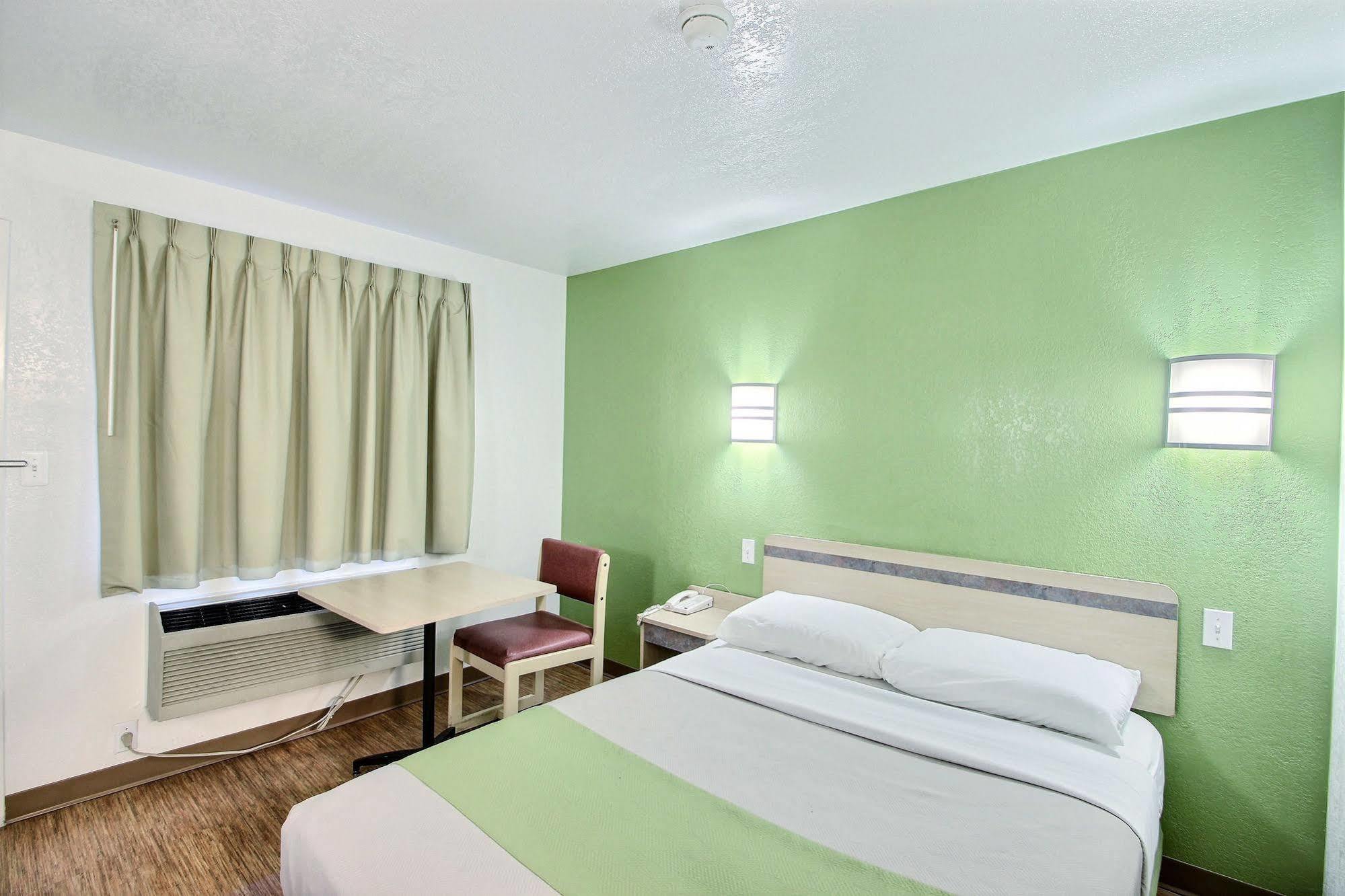 Motel 6 Milwaukee West - بروكفيلد المظهر الخارجي الصورة