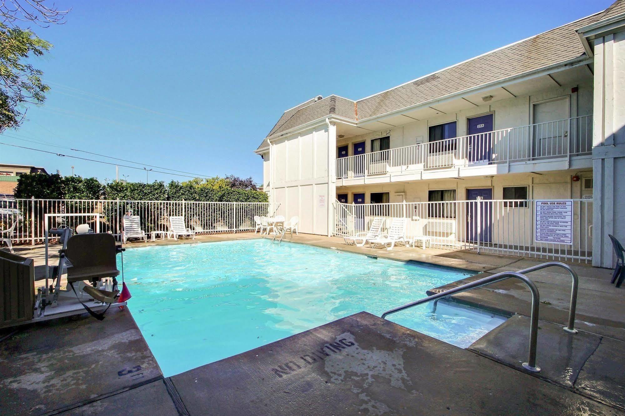 Motel 6 Milwaukee West - بروكفيلد المظهر الخارجي الصورة