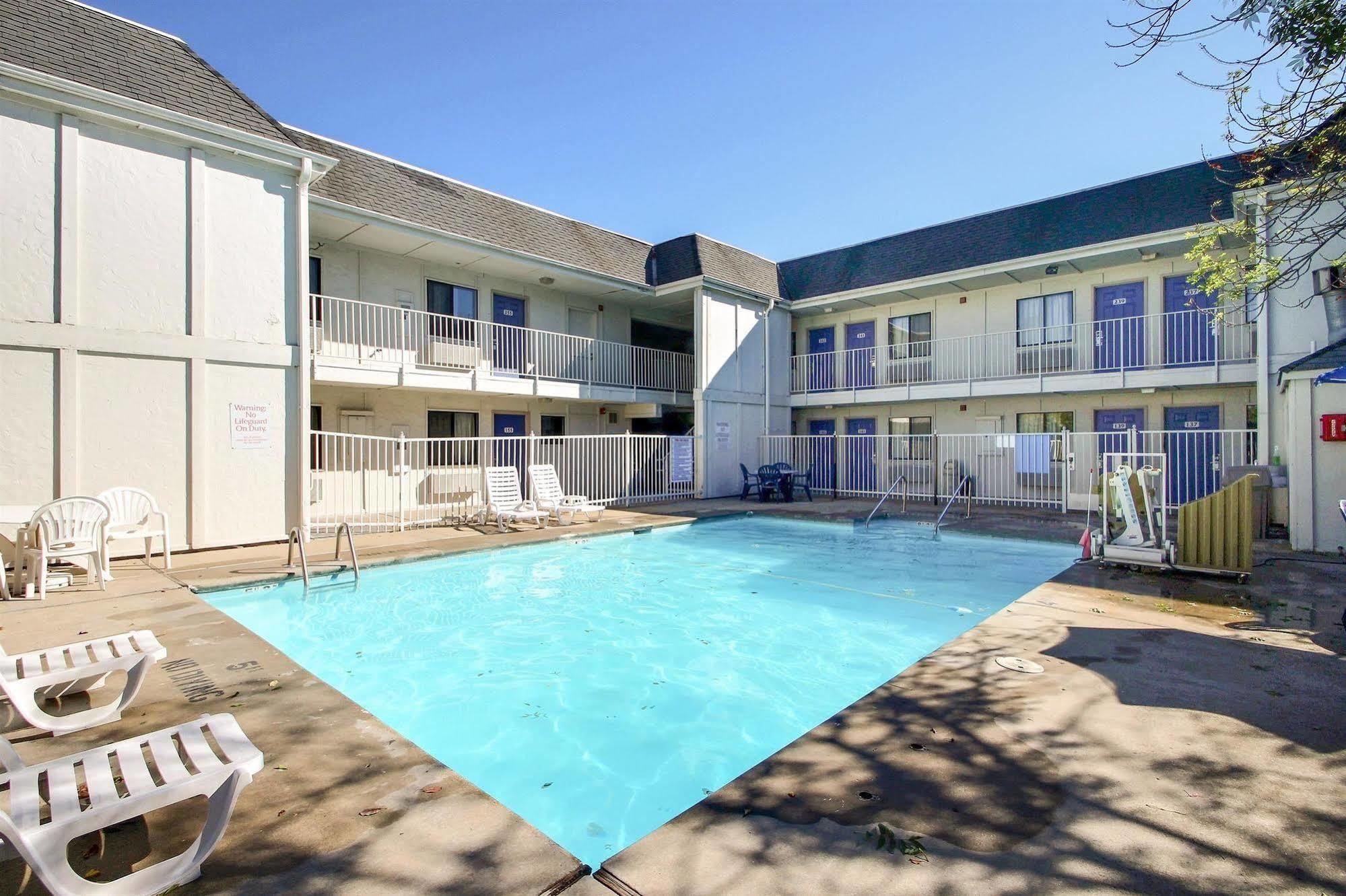 Motel 6 Milwaukee West - بروكفيلد المظهر الخارجي الصورة