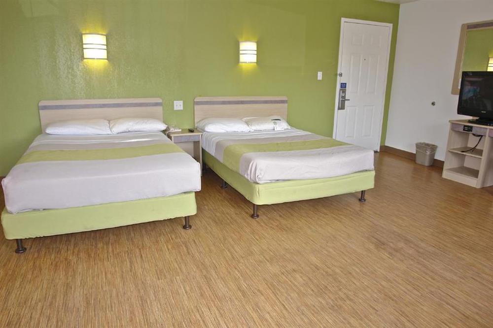 Motel 6 Milwaukee West - بروكفيلد الغرفة الصورة